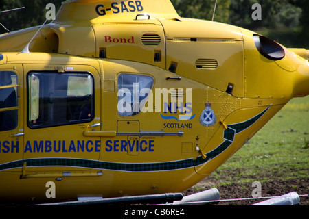 Scottish Ambulance Service d'ambulance aérienne par hélicoptère dans la zone d'incident à loading patient Banque D'Images