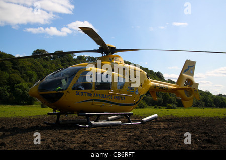 Scottish Ambulance Service d'ambulance aérienne par hélicoptère la préparation et le décollage d'un champ après incident Banque D'Images