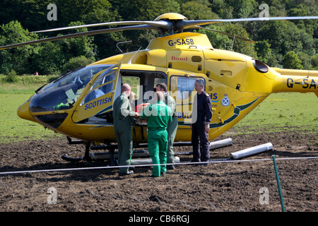 Scottish Ambulance Service d'ambulance aérienne par hélicoptère dans la zone d'incident à loading patient Banque D'Images