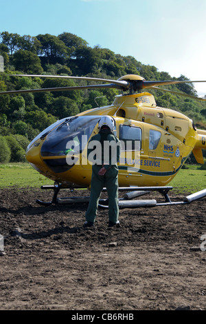 Scottish Ambulance Service d'ambulance aérienne par hélicoptère la préparation et le décollage d'un champ après incident Banque D'Images