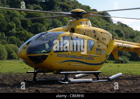 Scottish Ambulance Service d'ambulance aérienne par hélicoptère la préparation et le décollage d'un champ après incident Banque D'Images