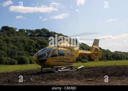 Scottish Ambulance Service d'ambulance aérienne par hélicoptère la préparation et le décollage d'un champ après incident Banque D'Images