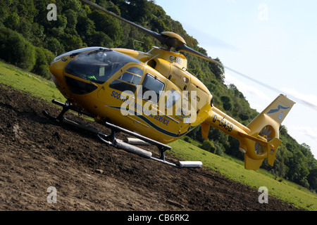 Scottish Ambulance Service d'ambulance aérienne par hélicoptère la préparation et le décollage d'un champ après incident Banque D'Images