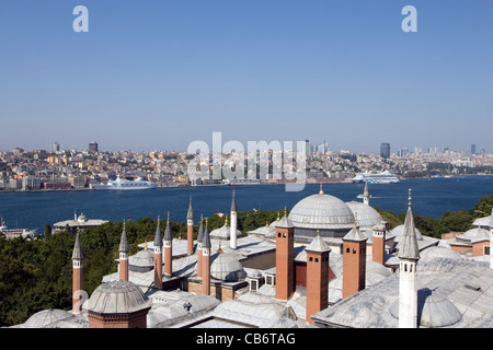 Istanbul : le palais de Topkapi Harem toits & vue sur Bosphore à Karakoy Banque D'Images