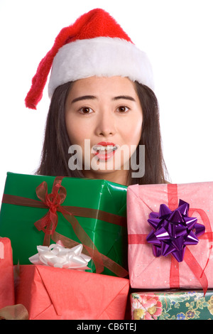 Fille asiatique excité avec pile de cadeaux de Noël Banque D'Images