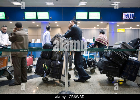 Les gens faisant la queue pour l'enregistrement des bagages à l'aéroport du Caire Banque D'Images