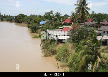 Maisons au bord de la Chao Phraya, près de Parc historique d'Ayutthaya, Thaïlande Banque D'Images