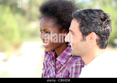 Un couple interracial de passer du temps ensemble Banque D'Images