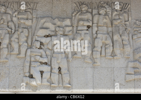 L'oiseau unique (avaler) niche en pierre de décharge avec motifs communiste sur la gare, Bulgarie Banque D'Images