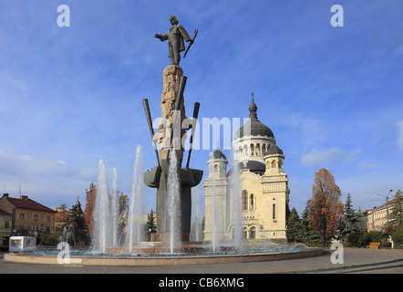 Image automne d'Avram Iancu Square à Cluj-Napoca, Roumanie. Banque D'Images