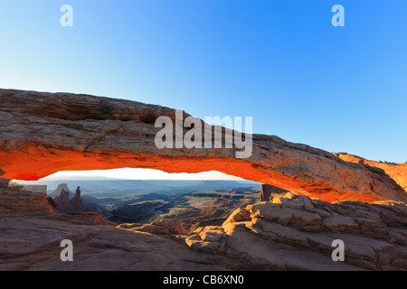 Mesa Arch lever du soleil, dans le ciel de l'Île, District Canyonlands National Park Banque D'Images