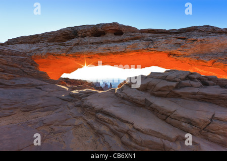 Mesa Arch lever du soleil, dans le ciel de l'Île, District Canyonlands National Park Banque D'Images