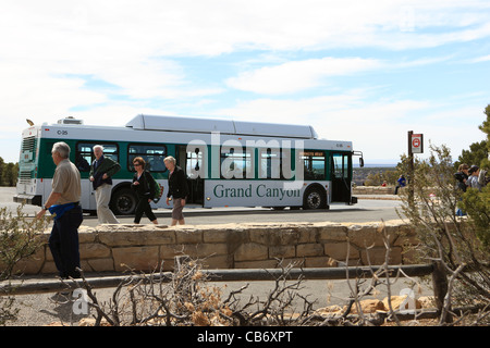 Grand Canyon South Rim - visiteurs enlighting des ermites reste bus à Mohave Point Banque D'Images