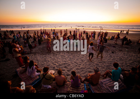 Goa shore sunset dance motion mer tambour jovialité Banque D'Images