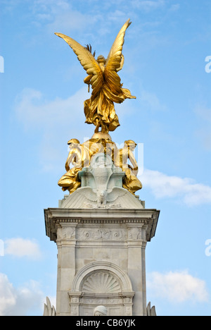 Le Victoria Monument qui est à l'extérieur de Buckingham Palace. Londres, Angleterre, Royaume-Uni. Banque D'Images