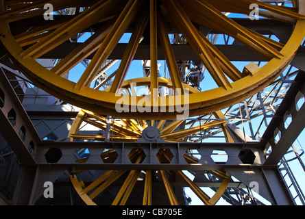 Paris, l'ascenseur dans les roues de l'intérieur de la Tour Eiffel Banque D'Images