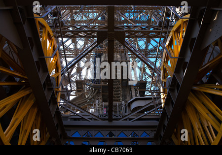 Paris, l'ascenseur dans les roues de l'intérieur de la Tour Eiffel Banque D'Images