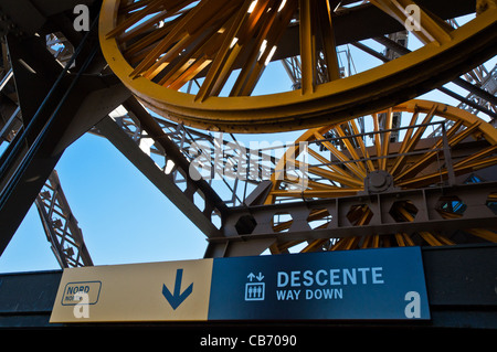 Paris, l'ascenseur dans les roues de l'intérieur de la Tour Eiffel Banque D'Images