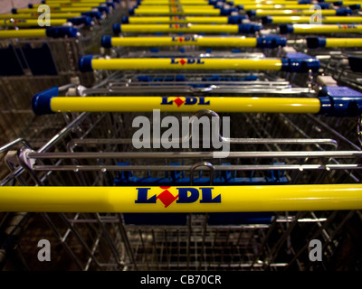 Chariots de supermarché Lidl Banque D'Images