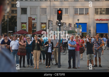 Les gens de passage pour piétons en attendant le feu vert. Berlin, Allemagne. Banque D'Images