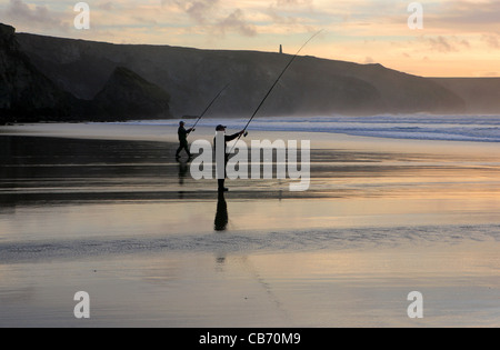 Les pêcheurs au crépuscule sur Porthtowan Beach, Cornwall, UK. Banque D'Images