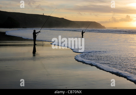 Les pêcheurs au crépuscule sur Porthtowan Beach, Cornwall, UK. Banque D'Images