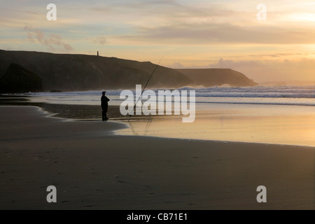 Les pêcheurs au crépuscule sur Porthtowan Beach, Cornwall, UK. Banque D'Images