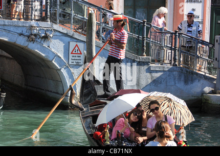 Les touristes en gondole, Venise Banque D'Images