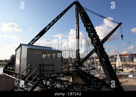 Le dispositif de levage pour les bateaux et yachts dans la Doca do Bom Sucesso à Belém, Lisbonne, Portugal. Banque D'Images