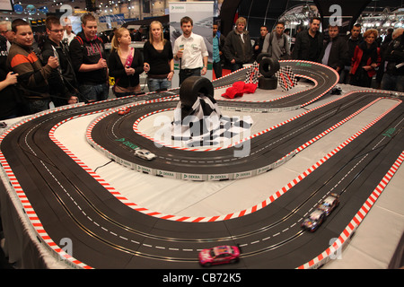 Course de voiture Slot Racing Track à l'Essen Motor Show d'Essen, Allemagne, le 29 novembre 2011 Banque D'Images