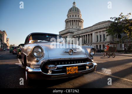 Oldsmobile Vintage garée devant le Capitolio, La Havane (La Habana, Cuba) Banque D'Images