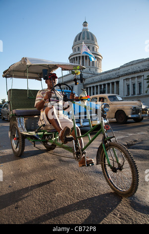 La vie de la rue, un Bicitaxi '' devant le Capitolio, La Havane (La Habana, Cuba) Banque D'Images