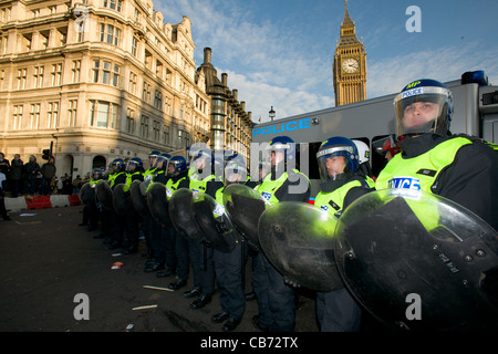 La ligne de la police anti-émeute gardant les chambres du Parlement, jour X3 Manifestation étudiante, Londres, Angleterre Banque D'Images