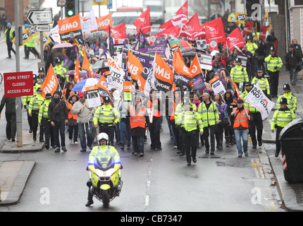 Les grévistes du secteur public dans les rues de Brighton, au cours d'une grève nationale sur les retraites. Photo par James Boardman. Banque D'Images