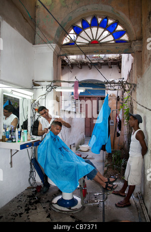 Une coiffure boutique dans l'arrière d'une maison, La Havane (La Habana, Cuba) Banque D'Images