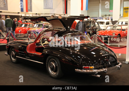 Mercedes-Benz 300SL de 1955 présenté à l'Essen Motor Show d'Essen, Allemagne, le 29 novembre 2011 Banque D'Images