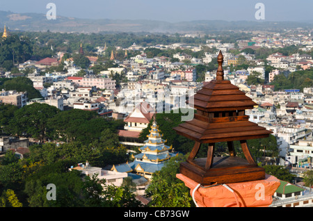 Vue du temple bouddhiste sur colline à Maesai donnant sur la Thaïlande Myanmar Tachileik avec petite pagode en bois marron en face Banque D'Images