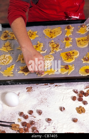 Les filles décore les cookies aux noix et pépites de chocolat Banque D'Images