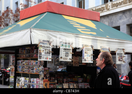 Grèce Athènes un kiosque journaux affichage Banque D'Images