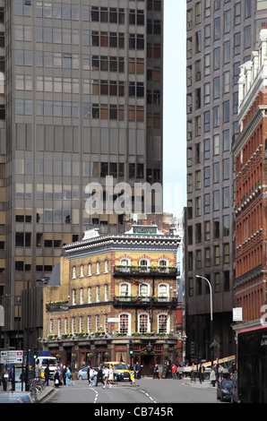 Le Albert sur la rue Victoria, un pub traditionnel, le Londres victorien écrasés par des blocs de la tour moderne Banque D'Images