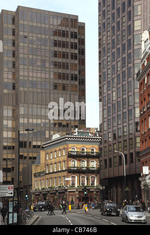 Le Albert sur la rue Victoria, un pub traditionnel, le Londres victorien écrasés par des blocs de la tour moderne Banque D'Images