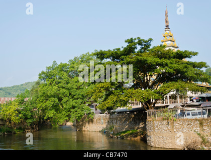 La rivière Mae Nam Sai est la frontière entre la Thaïlande et le Myanmar Tachileik Maesai indiqué sur la droite avec river arbres mur & tall pagoda Banque D'Images