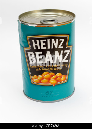 Grand anneau de baked beans Heinz étain sur fond blanc Banque D'Images