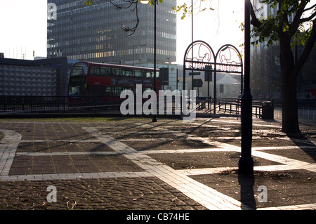 Vue vers le soleil de la partie de l'éléphant et Château à Londres Banque D'Images