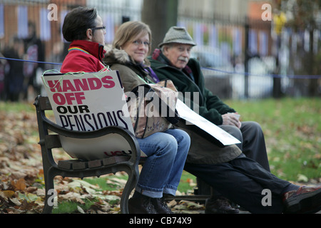 Les travailleurs du secteur public en grève et de partisans dans le centre de Londres mars à opposer au gouvernement de réduire les pensions. Banque D'Images