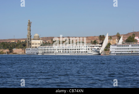 Paysage ensoleillé à fleuve Nil près d'Assouan en Egypte Banque D'Images