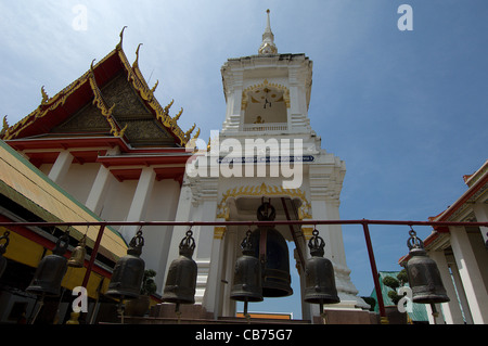 Bangkok Wat Kalayanamit a le plus grand de la Thaïlande, fleuron de toit plus grand bell et grand Bouddha assis. Banque D'Images