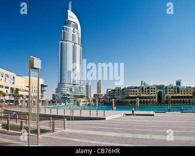 Centre ville de Dubaï Dubaï avec centre commercial sur la gauche,l'adresse, un hôtel cinq étoiles de luxe,et le Souk Al Bahar sur la droite. Banque D'Images