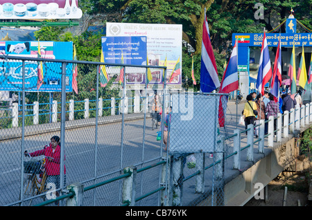 Les gens marcher sur le pont international entre la Thaïlande et le Myanmar Maesai Tachileik avec inscription "République de l'Union du Myanmar" Banque D'Images