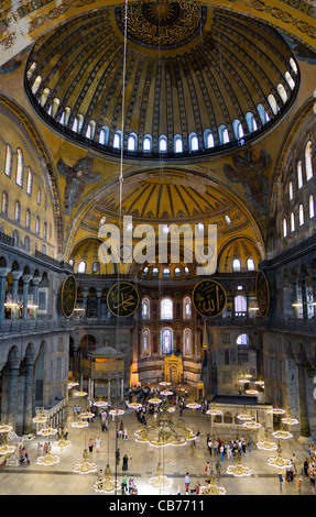 La Turquie, Istanbul, Sultanahmet, Sainte Sophie Tourisme touristes sous le dôme avec des peintures murales et des lustres de la Nef Banque D'Images